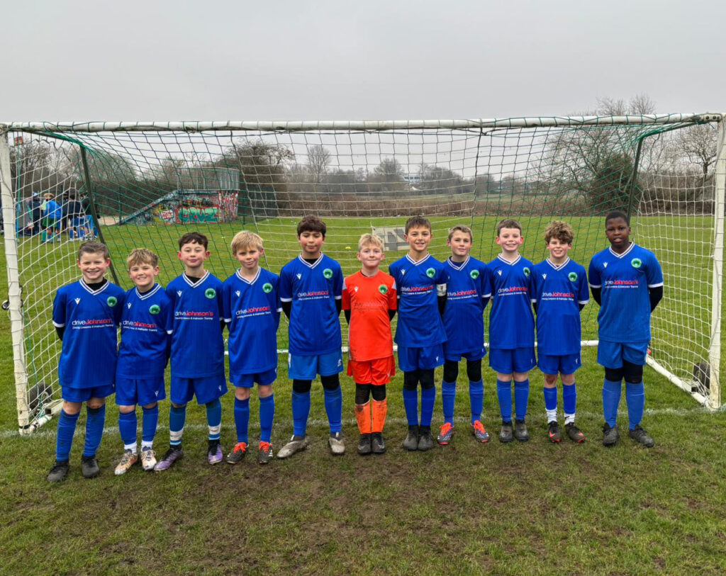 Newport Pagnell Pumas standing together in goal