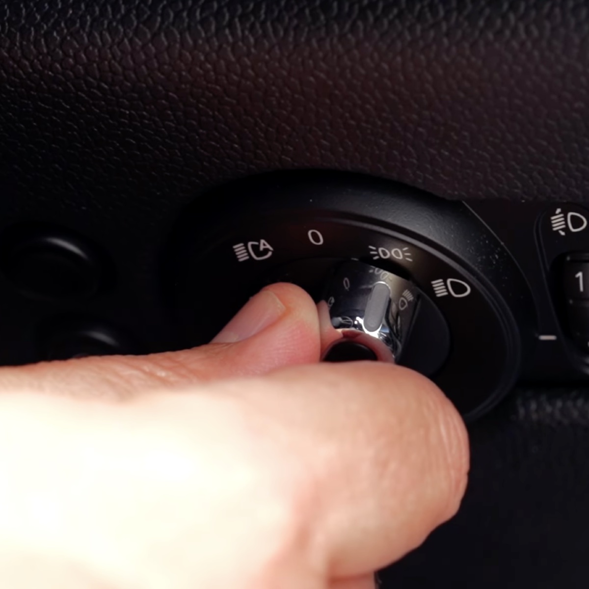 Dipped headlights control in car