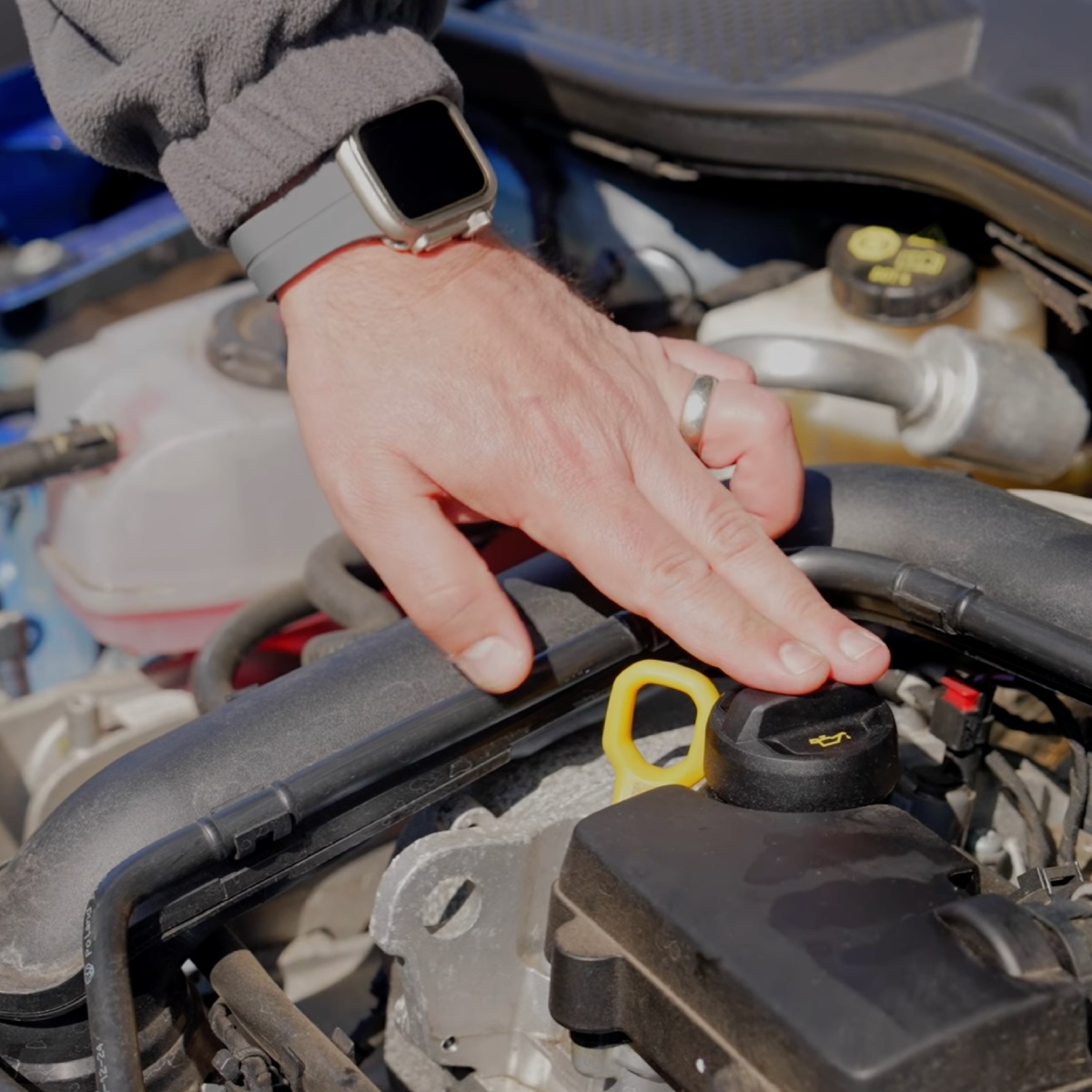 Engine oil cap under bonnet