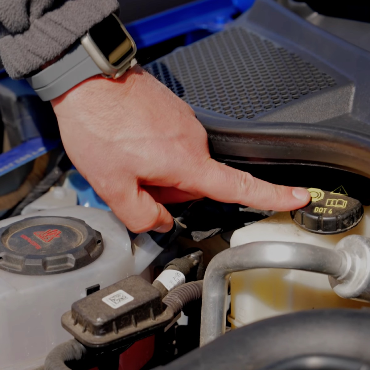 Hydraulic brake fluid cap under bonnet