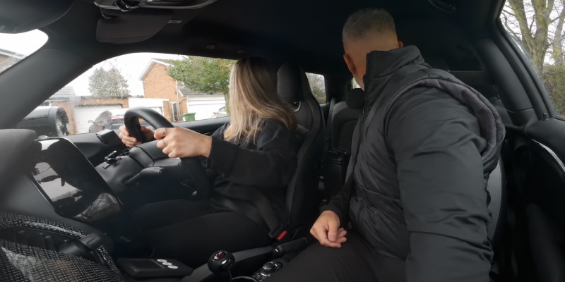 Learner and instructor doing observations in the car