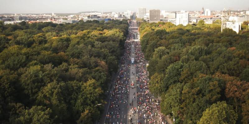 Aerial view of the crowds at the Berlin 2026 Marathon